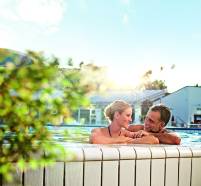 Therme1_am-Beckenrand_Moritz_Attenberger